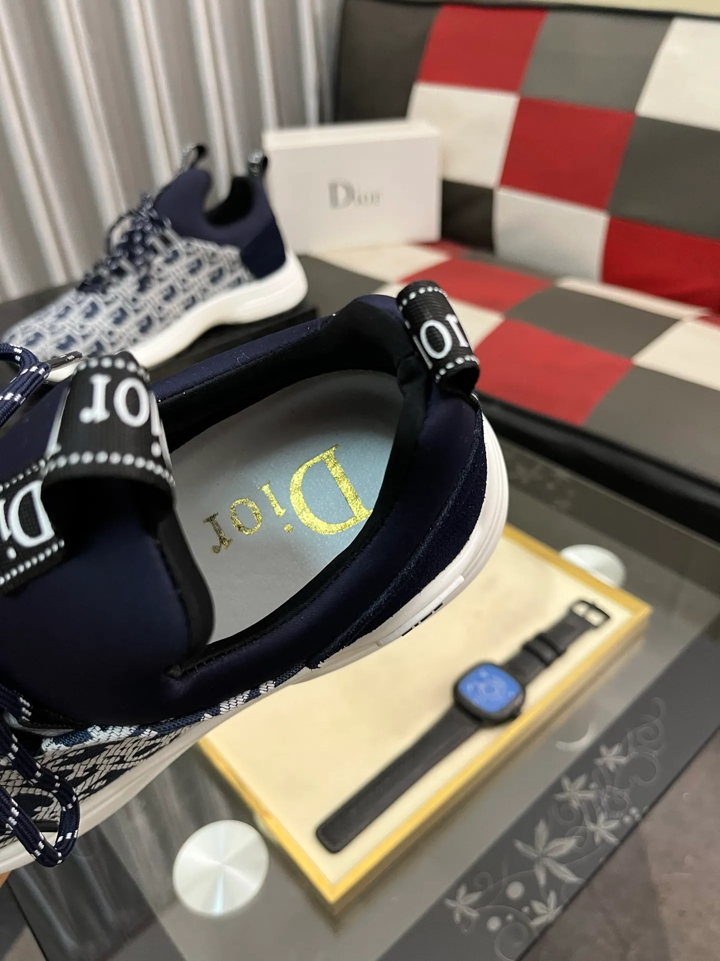 Men's Men's Shoes💰440⌚️⌚️ Dior's casual and sporty style combines the elements of dad's bag-soled shoes, successfully breaking through the dad shoe style that has been on the streets in recent years, and becoming a beautiful landscape in luxury goods. The fabric is high mercerized with breathable mesh, and the mesh on both sides of the shoe is made of three layers of composite technology. The bottom process uses package molding fabrics: imported high mercerized 🐂 cowhide stitching with original customized D-shaped mesh code number: 38-443️⃣Colors available